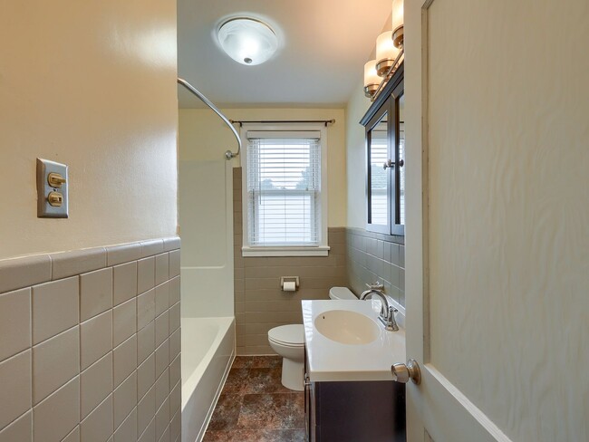 Building Photo - Adorable 2 Bedroom Single Family Home