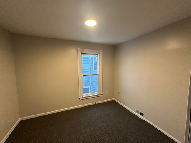 Building Photo - 416 Oak St- 4/5 Bedroom Duplex near WMU Ca...