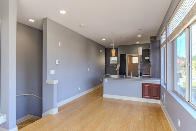 Building Photo - 3Bd/2.5Ba Seattle Townhouse