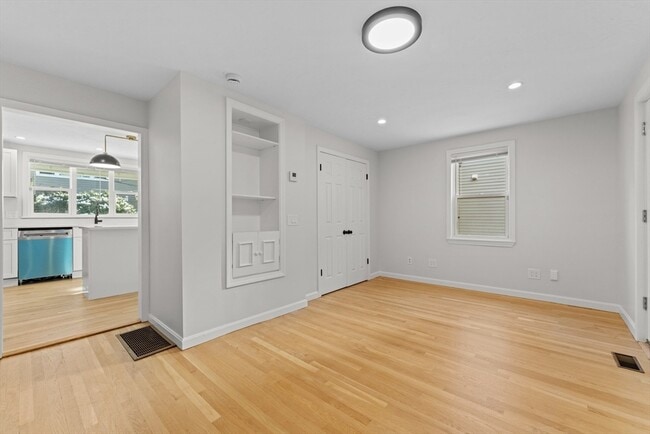 Building Photo - 9 Dexter St