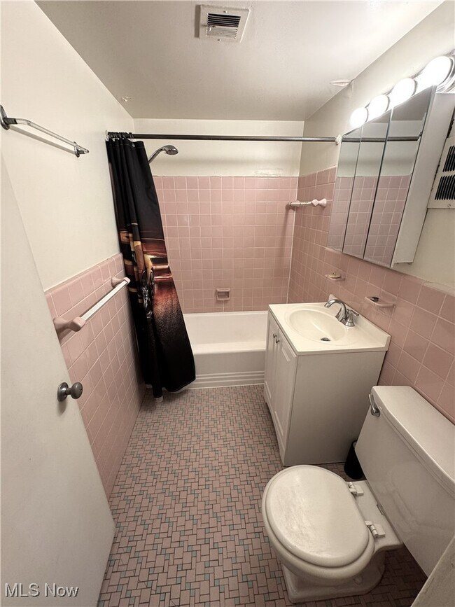 Building Photo - 11820 Edgewater Dr