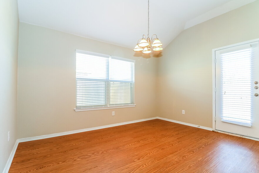 Building Photo - 3020 Meadowbrook Dr