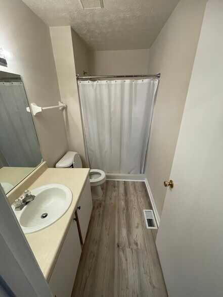 Building Photo - 104 Waterview Dr