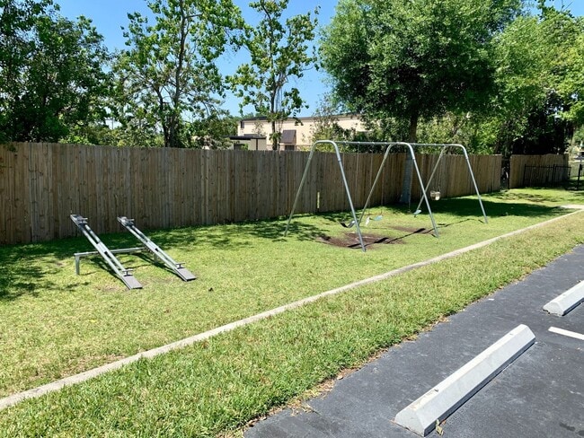 Building Photo - SPACIOUS, BEAUTIFUL 3 BEDROOM 2.5 BATH TOW...