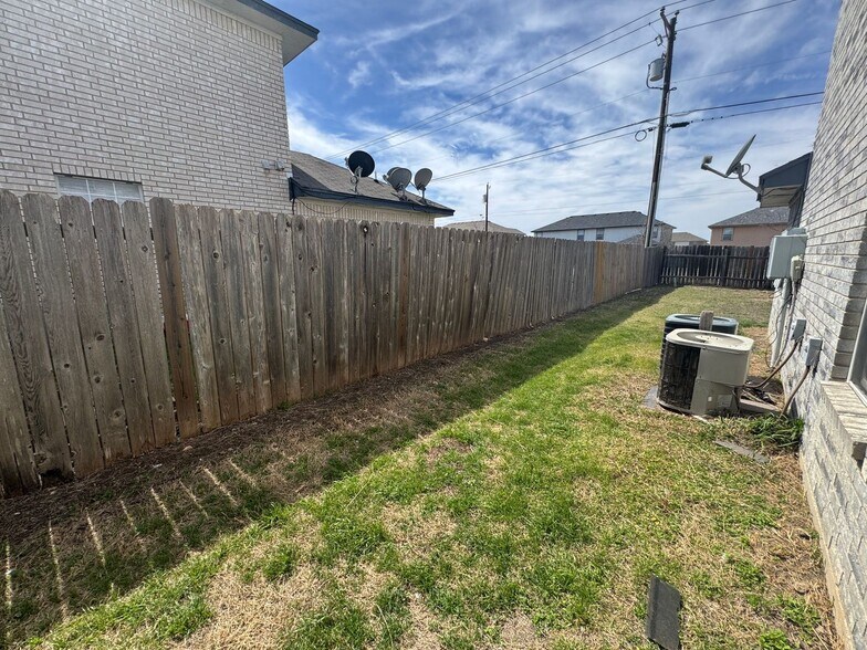 Building Photo - 4505 Deek Dr