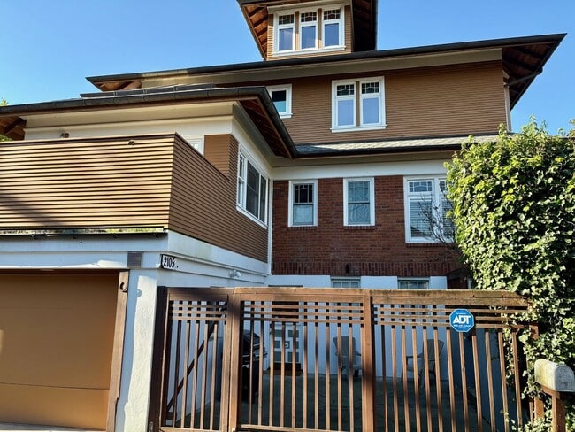 Building Photo - Montlake Duplex