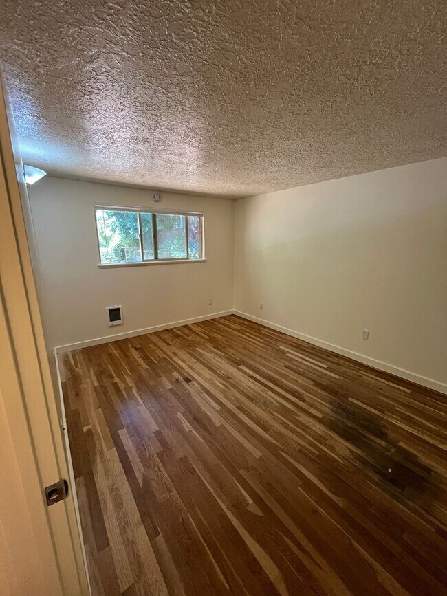 Building Photo - Hardwoods, granite countertops, parking, c...