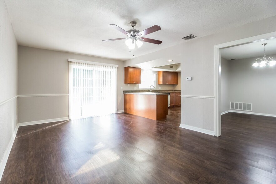 Building Photo - 960 Apple Ln