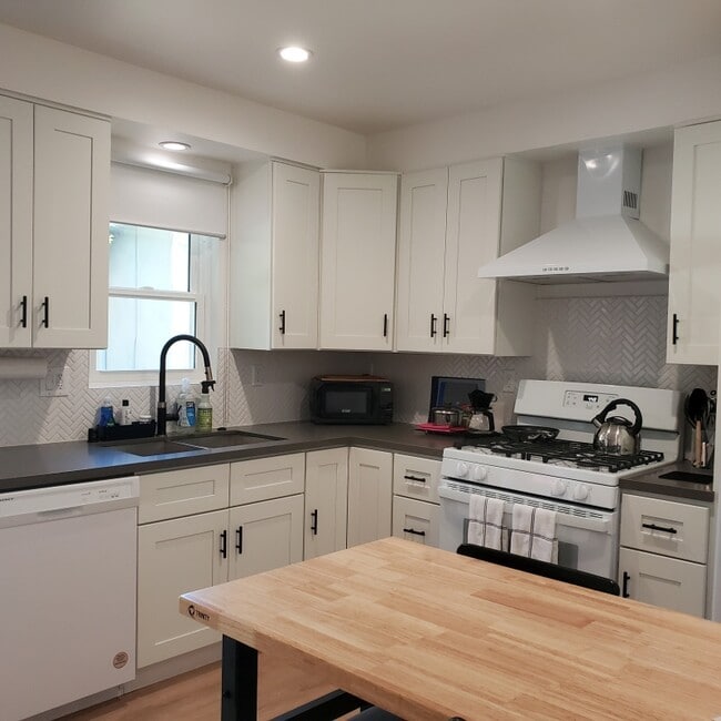 L-shaped kitchen - 8973 W 24th St