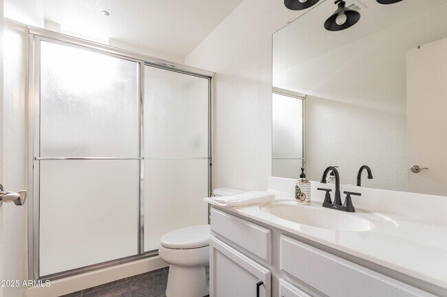 Building Photo - 706 E Washington St