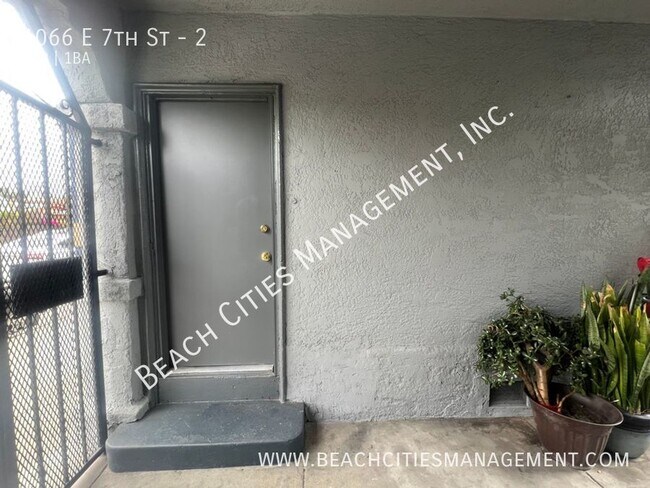 Building Photo - 1066 E 7th St