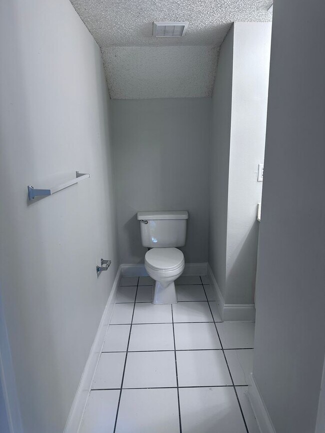 Building Photo - LARGE 3 BED/2.5 BA IN CORAL SPRINGS! Up to 3-Months Off!