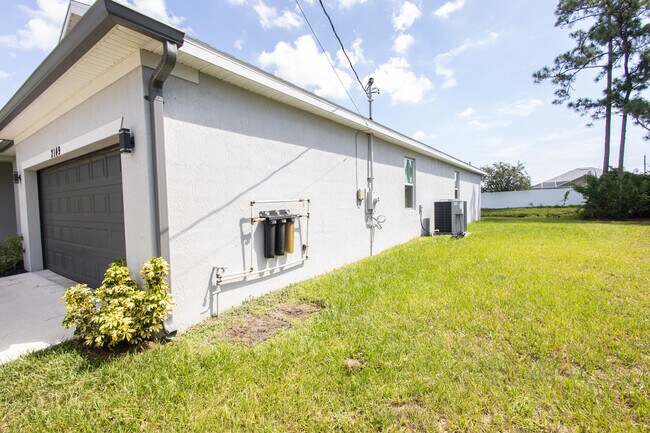Building Photo - 2149 SW Susset Ln