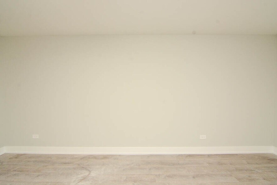 Building Photo - 450 W Barry Ave