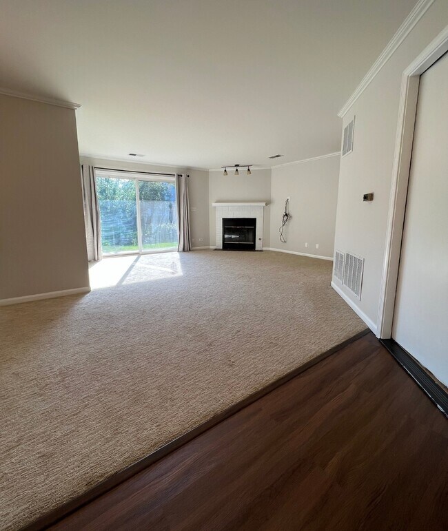 Building Photo - 7 Ashbury Ln E