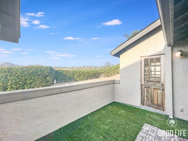 Building Photo - Spacious 2 BD- 2 BA Condo w/ Large Private Balcony, AC, and In-Unit W/D!