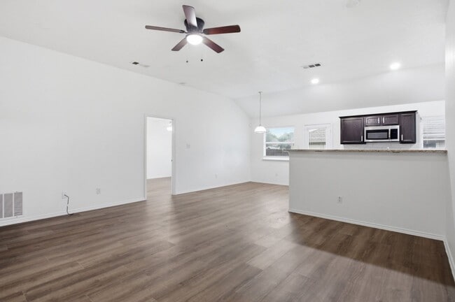 Building Photo - Beautiful 3BD Home on Corner Lot with Fenced Yard & 2-Car Garage in Sonterra