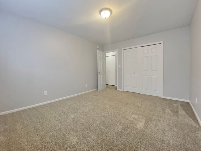 Building Photo - Two Bedroom - 1 Bath 2 Blocks from Lake Ma...