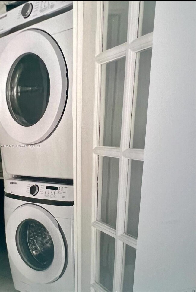 Building Photo - 2827 SW 24th St