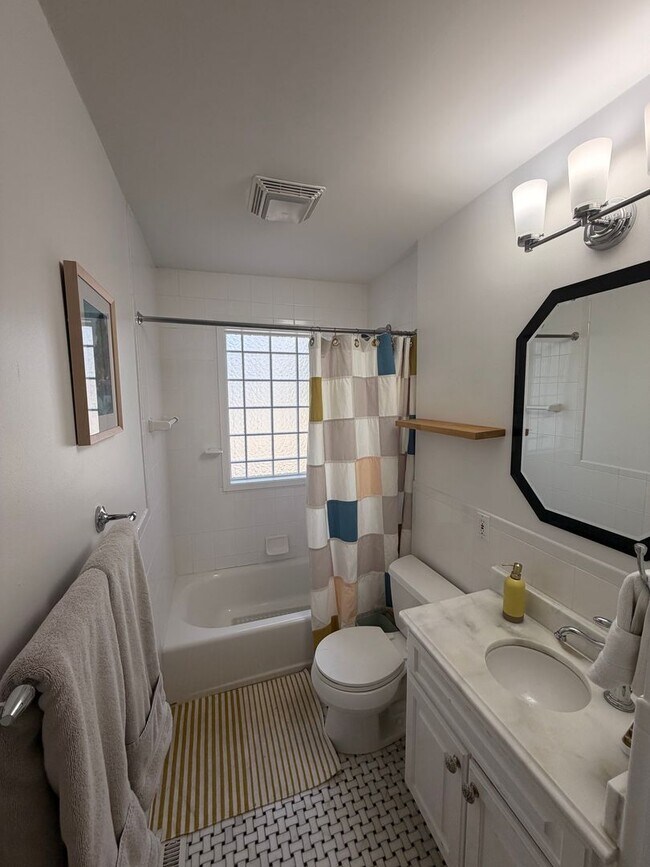 Building Photo - 3BR Beach House on 44th Street