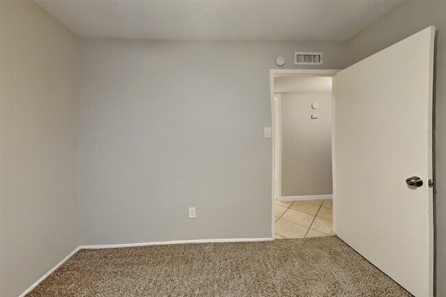 Building Photo - 5119 Cairnleigh Dr