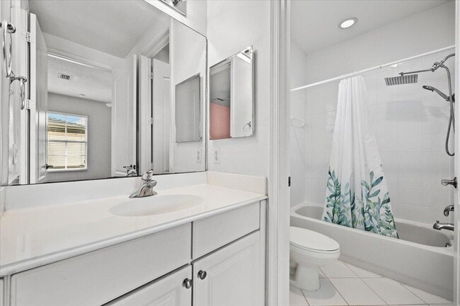 Building Photo - 647 Castle Dr