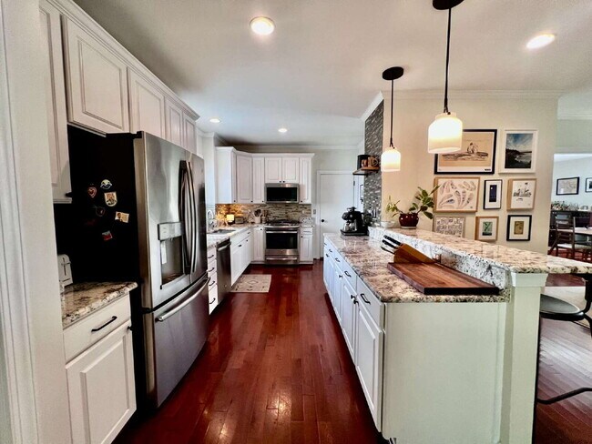 Building Photo - Charming 4 Bedroom home Near Virginia Beach Oceanfront!