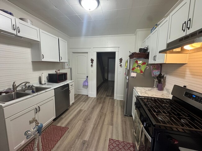 Building Photo - !3 Bedroom in Moline Ready August 1st!