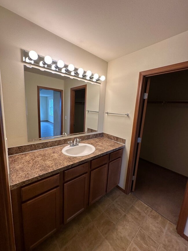 Building Photo - Beautiful 4 Bedroom / 3 Bath Home