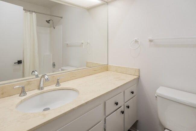 Building Photo - 2522 Clairemont Dr