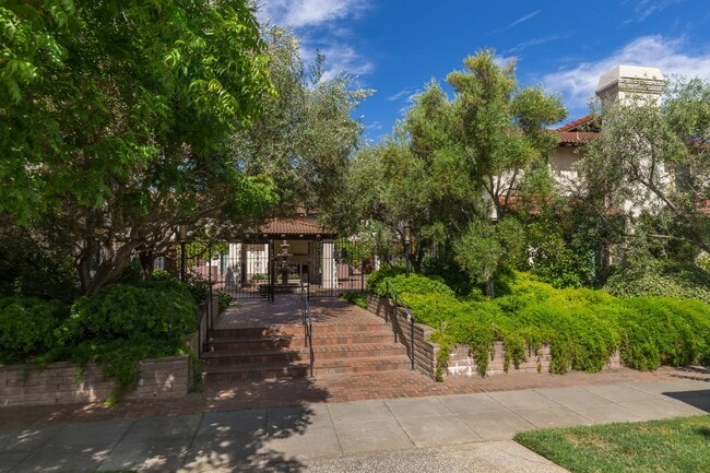 Building Photo - Downtown Los Altos Luxury Townhome