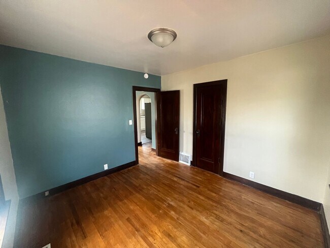 Building Photo - Fully Remodeled 2 Bedroom 1.5 Bathroom House in Moline