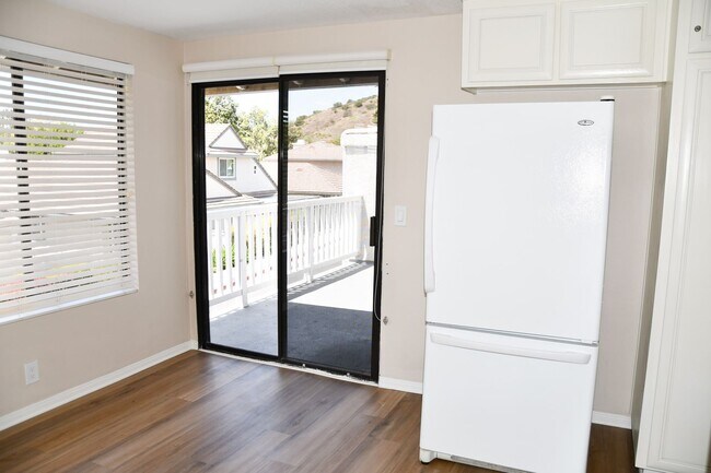 Building Photo - Newly remodeled and updated