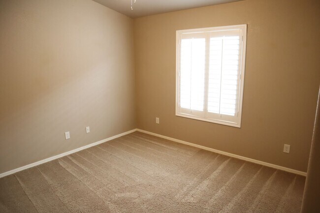 Building Photo - Livable, Lovable, & Avaiable!