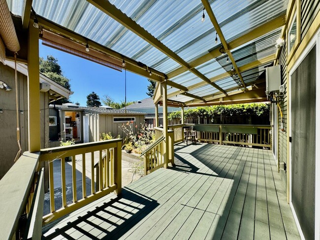 Building Photo - 809 Bayswater Ave