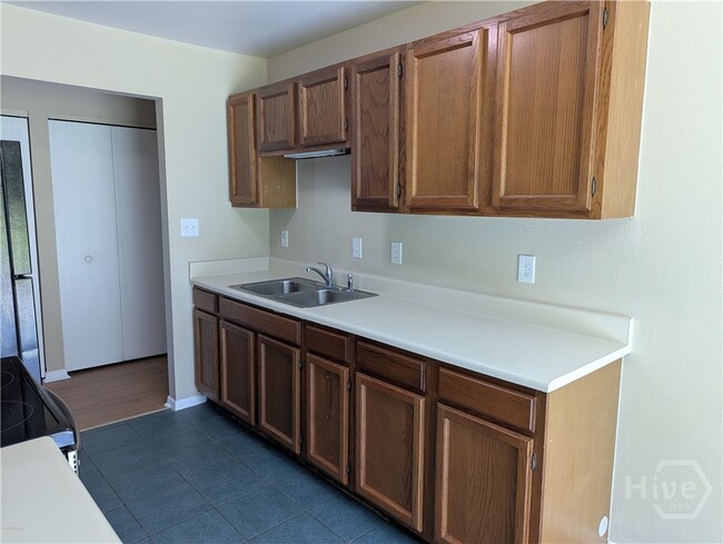 Building Photo - 502 Greenbay Ave