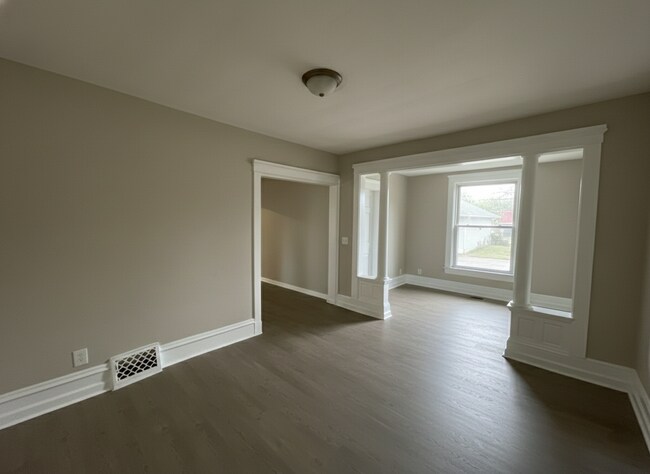 Building Photo - 1155 W 9th St