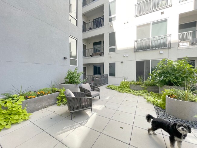 Building Photo - Improved Price!!!! Bustling Location! Mode...