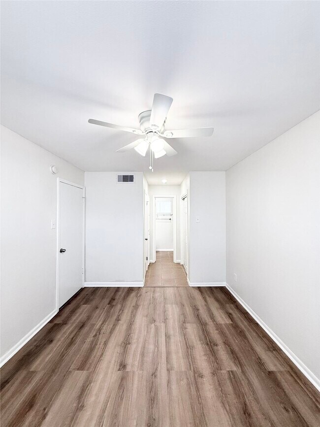 Building Photo - 1141 N Durham Dr