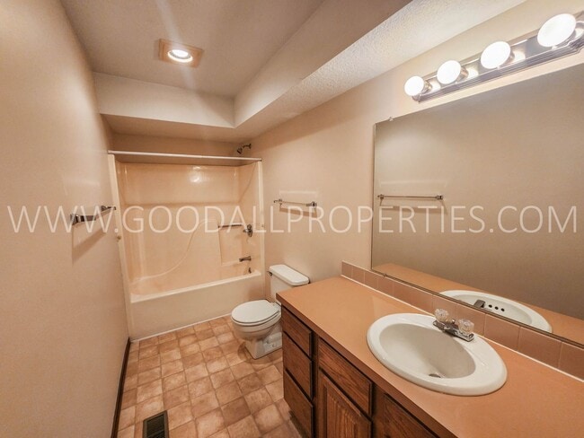 Building Photo - Executive 4 Bedroom Home in West Des Moine...