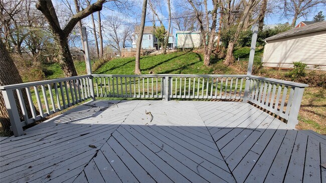 Building Photo - 227 Meadowcrest Dr