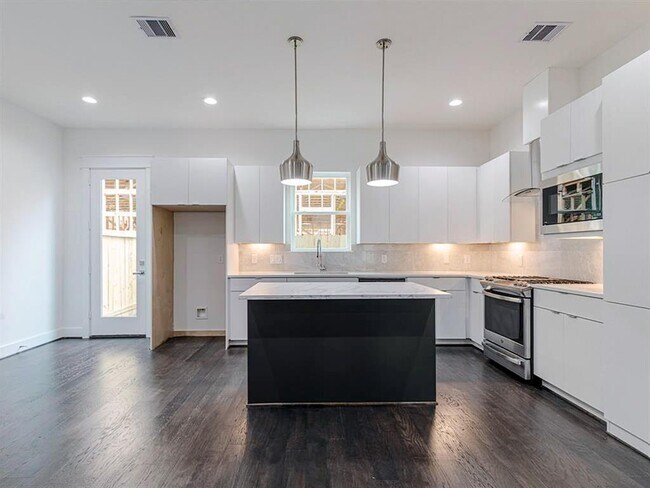 Building Photo - 2531 Hollister St