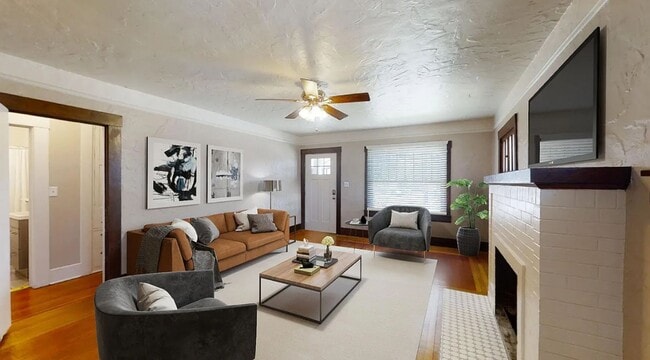 Building Photo - Charming four-bedroom home one block from UNR