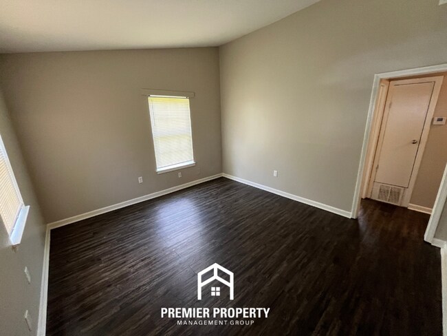 Building Photo - Charming 4BR/1BA Southwest Memphis Home | Vaulted High Ceilings & Large Fenced Yard