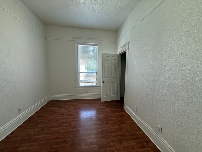 Building Photo - 612 15th St