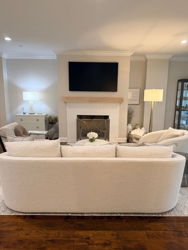 Building Photo - Stunning Luxury, Two Bedroom Creek Front Condo in Hilton Head Plantation