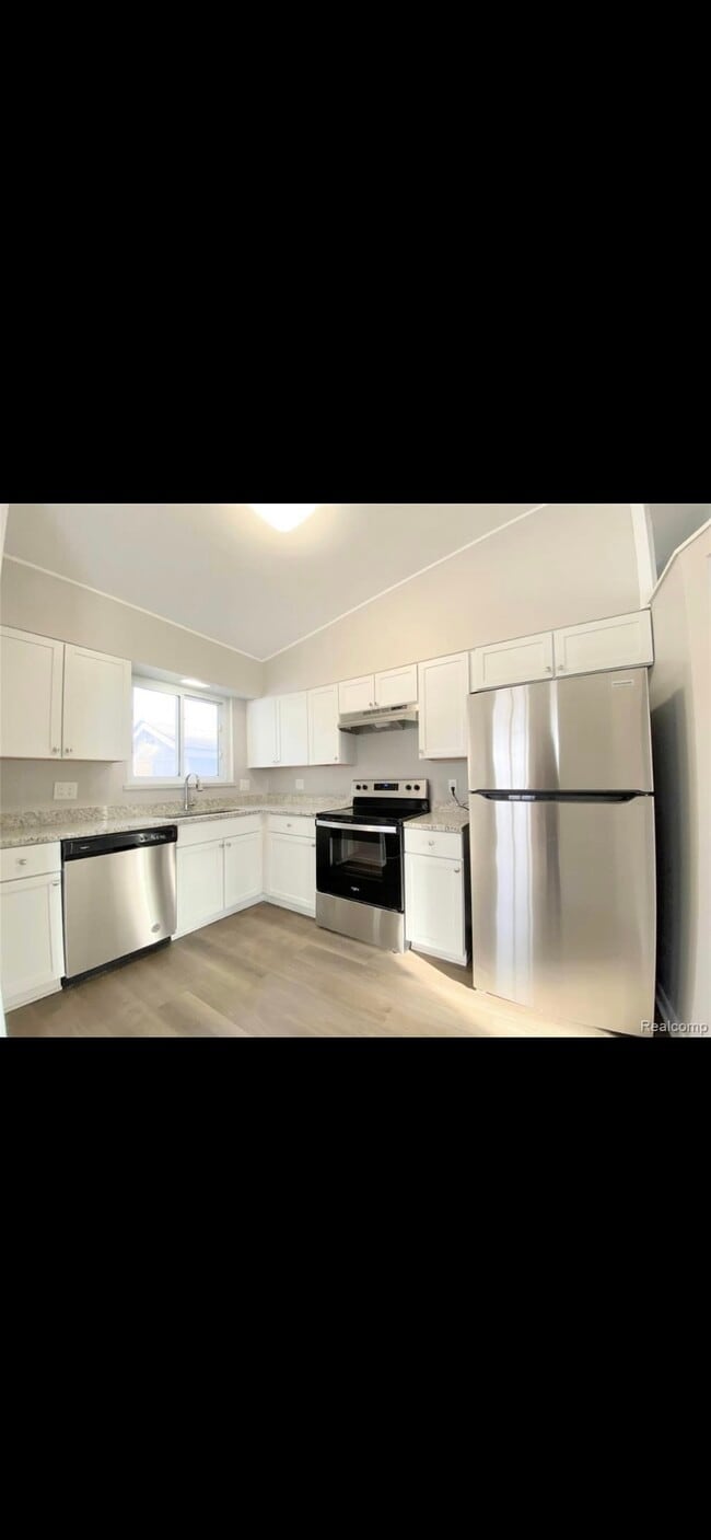 Building Photo - 22837 Sunnyside St