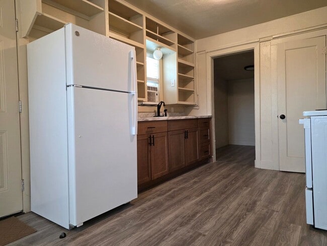 Building Photo - Cute 2 bedroom