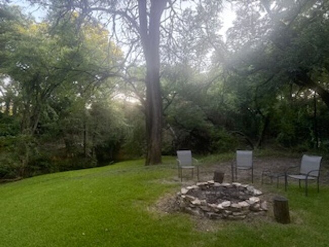Building Photo - Country charm in this 3/2 in downtown Seld...