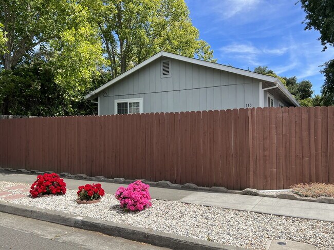 Building Photo - Charming Duplex Near Downtown Santa Rosa!